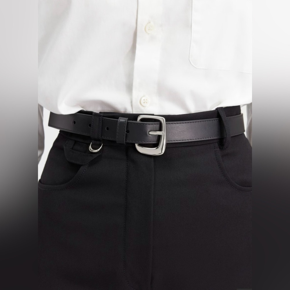Jacquemus The Ovalo belt 
buckle belt.
Black
